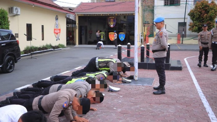Video viral personel polisi dihukum push up dinarasikan karena main judi online. (Istimewa)