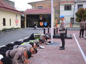 Viral 10 Personel Dihukum Push Up gegara Main Judol, Ini Kata Polres Samosir