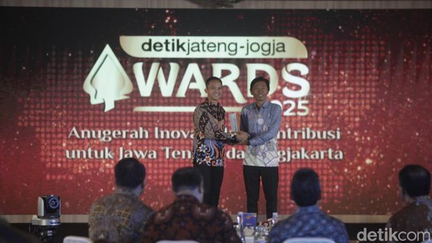 Wakapolres Demak Kompol Hendry Suryo Liquisasono mewakili Kapolres Demak AKBP Ari Cahya Nugraha menerima detikJateng-Jogja Awaards di Semarang, Rabu (23/7/2025).