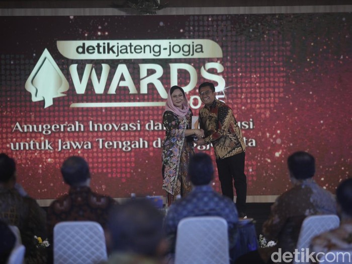Wakil Pemimpin Redaksi detikcom, Elvan Dany Sutrisno menyerahkan  penghargaan  kepada Diah Warih Anjari dalam detikJateng-Jogja Awards 2025 di Gedung Gradhika Bakti Praja, kompleks Kantor Gubernur Jawa Tengah, Semarang, Rabu (23/7/2025) malam.