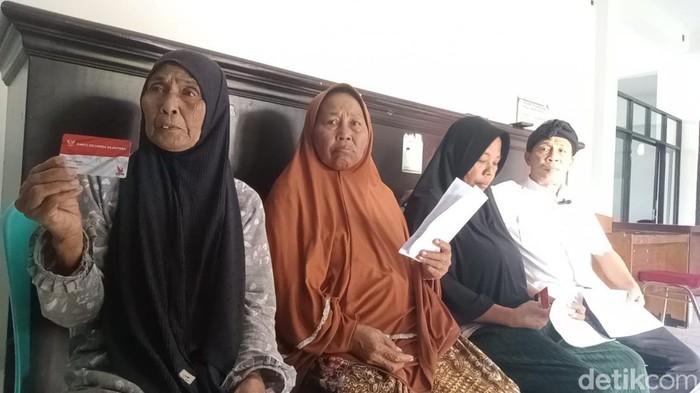 Warga Desa Bagik Polak menunjukkan Kartu Keluarga Sejahtera (KKS) yang mereka miliki namun justru tak dapat bantuan, Kamis (24/7/2025).