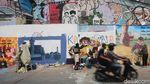 Warna-warni Mural Cerahkan Bantaran Kali Pasir Cikini