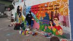 Warna-warni Mural Cerahkan Bantaran Kali Pasir Cikini