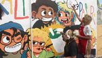 Warna-warni Mural Cerahkan Bantaran Kali Pasir Cikini
