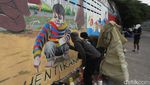 Warna-warni Mural Cerahkan Bantaran Kali Pasir Cikini