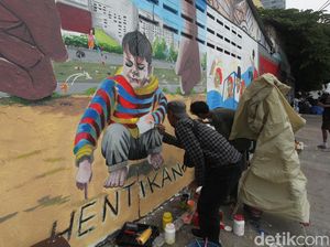 Warna-warni Mural Cerahkan Bantaran Kali Pasir Cikini