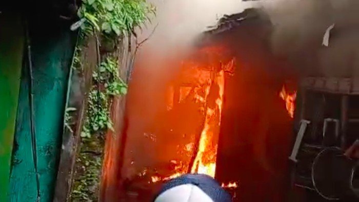 Warung di Jatinegara Kebakaran Akibat Gas Bocor, 2 Orang Terluka