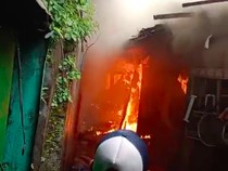 Warung di Jatinegara Kebakaran Akibat Gas Bocor, 2 Orang Terluka