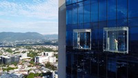 Selain lantai kaca, area observasi ini juga dilengkapi kafe dan ruang santai untuk menikmati matahari terbenam. Skydeck Millennium diharapkan menjadi ikon pariwisata baru bagi El Salvador. (REUTERS/Jose Cabezas)  