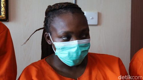 WN Afsel Lungile Ntombenhle Mzimela alias LN (32) ditangkap di terminal internasional Bandara Internasional I Gusti Ngurah Rai, Minggu (13/7/2025).