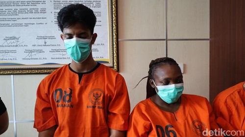 Yuri Dacosta (kiri), warga Brasil yang menyelundupkan kokain saat konferensi pers, Kamis (24/7/2025).