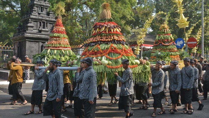 Wonosobo Rayakan 200 Tahun Lewat Tari Rampak dan Tradisi Pisowanan Agung Sejumlah pelajar menampilkan tari Rampak Jumenengan Setjonegoro saat tradisi Pisowanan Agung Hari Jadi ke-200 Kabupaten Wonosobo di kawasan Alun-alun Kota Wonosobo, Jawa Tengah, Kamis (24/7/2025). Tradisi upacara tradisional yang dihadiri ribuan warga tersebut mengusung tema βDua Abad Wonosobo, Menguatkan Sinergi, Menambah Prestasi, Menuju Wonosobo Sejahtera, Adil dan Makmurβ. ANTARA FOTO/Anis Efizudin/bar