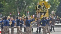 Sejumlah pelajar menampilkan tari Rampak Jumenengan Setjonegoro. Upacara tradisional tersebut mengusung tema “Dua Abad Wonosobo, Menguatkan Sinergi, Menambah Prestasi, Menuju Wonosobo Sejahtera, Adil dan Makmur”. Foto: ANTARA FOTO/Anis Efizudin