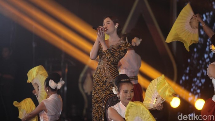 Yeni Inka membawakan lagu Anoman Obong. Saat membawakan lagu tersebut, sejumlah penari membawakan tarian tradisional oleh grup sanggar tari dari Semarang.