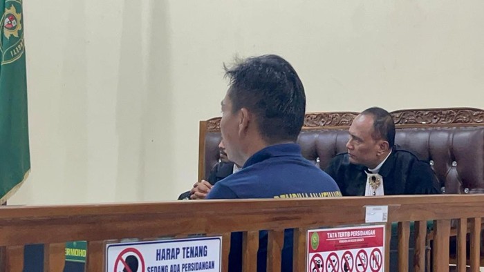 Yuyun Sanjaya terdakwa pembunuhan Ragil di Polsek Kumpeh Ilir, mendengar putusan hakim terhadap dirinya di Pengadilan Negeri Sengeti