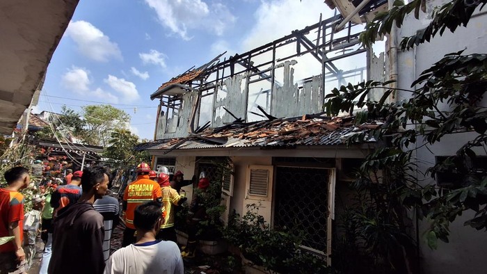 2 unit rumah semi permanen di Palembang ludes terbakar
