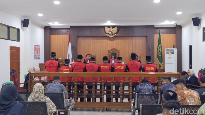 8 pesilat terdakwa perkara perusakan Kantor Polsek Watulimo divonis 6,5 bulan penjara.