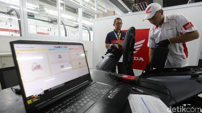 Teknisi saat mengikuti Astra Honda Motor Technical Skill Contest (AHM-TSC) 2025 di Cikarang, Jawa Barat, Jumat (25/7/2025).