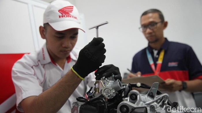 Teknisi saat mengikuti Astra Honda Motor Technical Skill Contest (AHM-TSC) 2025 di Cikarang, Jawa Barat, Jumat (25/7/2025).