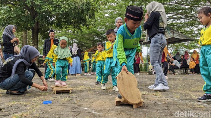 Anak-anak di Trenggalek diajak permainan tradisional