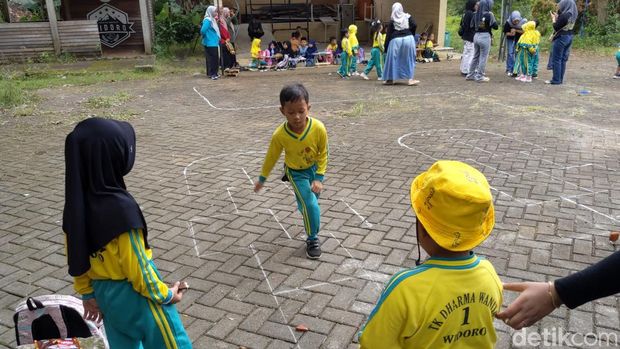 Anak-anak di Trenggalek diajak permainan tradisional
