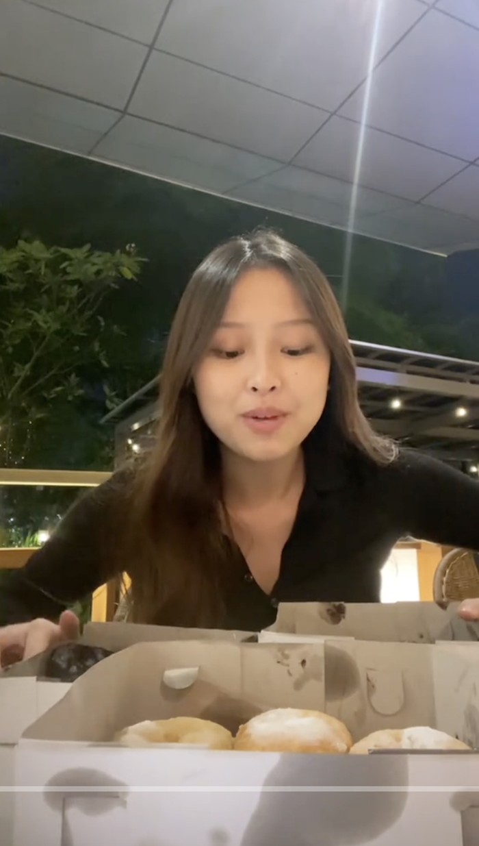 Anak Pinkan Mambo Review Donat Buatan Ibunya