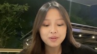 Michelle menunjukkan donat Pinkan dengan kemasan awal yaitu boks putih yang menuai sorotan Nana Koot. Food vlogger ini menganggap kemasan kotaknya tidak sepadan dengan harga donat Rp 200 ribu selusin. Foto: TikTok michelle4shh