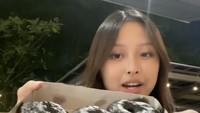 Dari kotak yang ditunjukkan Michelle, memang terlihat rembesan minyak dari donat di sekelilingnya. Ia bilang dapat donat itu dari ibunya sendiri. Foto: TikTok michelle4shh