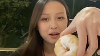 Michelle juga mencoba donat varian gula. Saking enaknya, ia sampai tidak bisa berkata-kata. Foto: TikTok michelle4shh