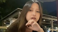 Pada akhir video, Michelle mengatakan makan satu donat saja terasa mengenyangkan. Begah banget guys, tutupnya. Foto: TikTok michelle4shh