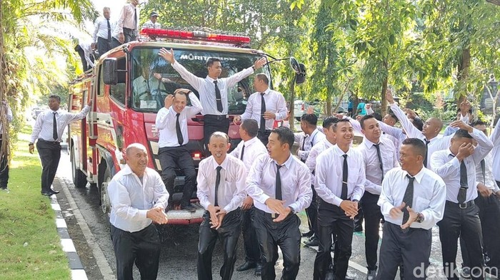 Anggota Damkar Satpol PP Boyolali mendorong truk Damkar usai menerima SK sebagai pegawai P3K, Jumat (25/7/2025).