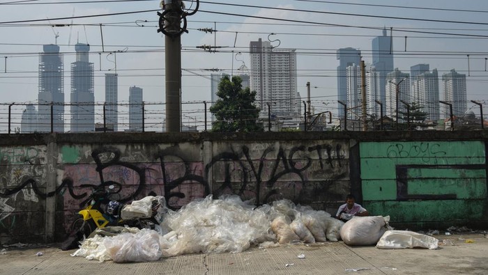 Angka Turun, Tapi Wajah Kemiskinan Masih Terlihat di Kota Dua anak bermain di rumahnya di kawasan permukiman padat penduduk kawasan Tanah Abang, Jakarta, Jumat (25/7/2025). BPS merilis jumlah penduduk miskin di Indonesia pada Maret 2025 tercatat 23,85 juta orang atau turun 0,21 juta orang dibandingkan dengan September 2024, sementara persentase penduduk miskin dari total populasi per Maret 2025 sebesar 8,47 persen. ANTARA FOTO/Indrianto Eko Suwarso