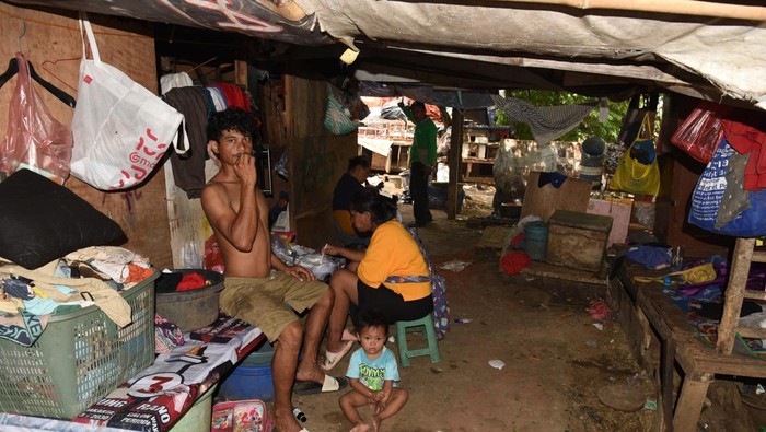 Angka Turun, Tapi Wajah Kemiskinan Masih Terlihat di Kota Dua anak bermain di rumahnya di kawasan permukiman padat penduduk kawasan Tanah Abang, Jakarta, Jumat (25/7/2025). BPS merilis jumlah penduduk miskin di Indonesia pada Maret 2025 tercatat 23,85 juta orang atau turun 0,21 juta orang dibandingkan dengan September 2024, sementara persentase penduduk miskin dari total populasi per Maret 2025 sebesar 8,47 persen. ANTARA FOTO/Indrianto Eko Suwarso