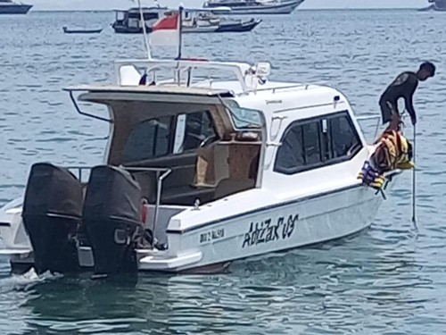 Apeedboat Abidzar 03 seusai menabrak ketinting nelayan di perairan Labuan Bajo, Manggarai Barat, NTT, Jumat (25/7/2025). (istimewa)