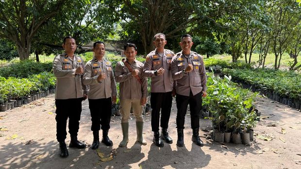 Bank Pohon Polda Riau menerima donasi 1.400 bibit matoa hingga kelengkeng, Kamis (24/7/2025).