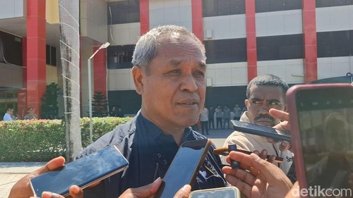 Anggota Komisi III DPR RI, Benny Kabur Harman, saat diwawancarai di Mapolda NTT, Jumat (23/7/2025). (Yufengki Bria/detikBali).