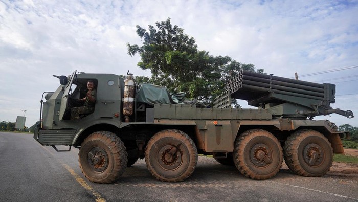 Bingkai Sepekan: Gejolak Perang Thailand-Kamboja A Cambodian military personnel gestures from a BM-21 Grad multiple rocket launcher, around 40 km (24 miles) from the disputed Ta Moan Thom temple, after Thailand and Cambodia exchanged heavy artillery on Friday as their worst fighting in more than a decade stretched for a second day, in Oddar Meanchey province, Cambodia, July 25, 2025. REUTERS/Soveit Yarn