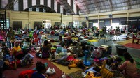 Orang-orang beristirahat di dalam tempat penampungan, setelah Thailand dan Kamboja saling tembak artileri berat. Militer Thailand dalam pernyataannya, seperti dilansir AFP, Kamis (24/7), mengecam apa yang disebutnya sebagai serangan terarah terhadap warga sipil oleh pasukan Kamboja. Foto: REUTERS/Athit Perawongmetha