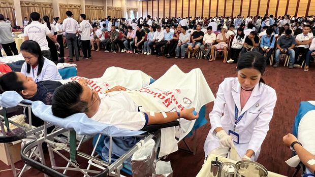 People donate blood at the blood donation center, following artillery volleys from Thailand and Cambodia that killed civilians as their worst fighting in more than a decade stretched for a second day, in Phnom Penh, Cambodia, July 25, 2025. REUTERS/Chantha Lach