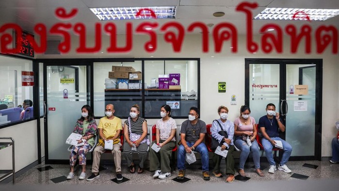 People wait to donate blood, following the Thai Red Crosss nationwide call for donations, after Thailand and Cambodia exchanged heavy artillery amid their worst fighting in more than a decade, in Bangkok, Thailand, July 25, 2025. REUTERS/Chalinee Thirasupa