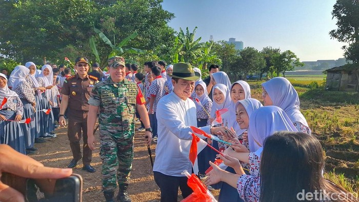 Bupati Bandung Dadang Supriatna saat wawancara bersama awak media, di Desa Citeureup, Kecamatan Dayeuhkolot, Jumat (25/7/2025).