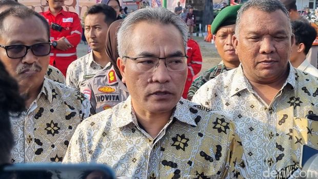 Bupati Bantul, Abdul Halim Muslih saat memberikan keterangan di Sewon, Bantul, Jumat (25/7/2025).