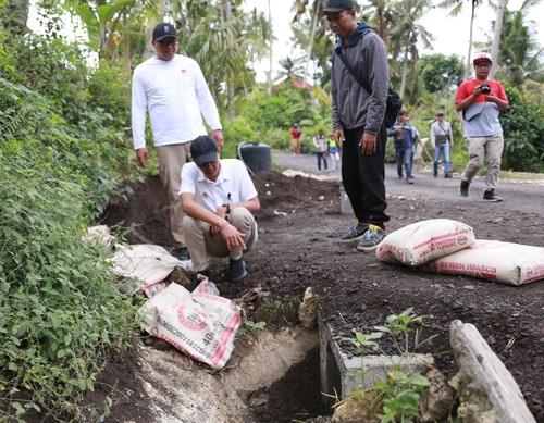 Bupati Klungkung I Made Satria bersama Wakil Bupati Tjokorda Gde Surya Putra memonitoring penanganan ruas jalan di Kecamatan Nusa Penida, Jumat (25/7/2025). (Istimewa)