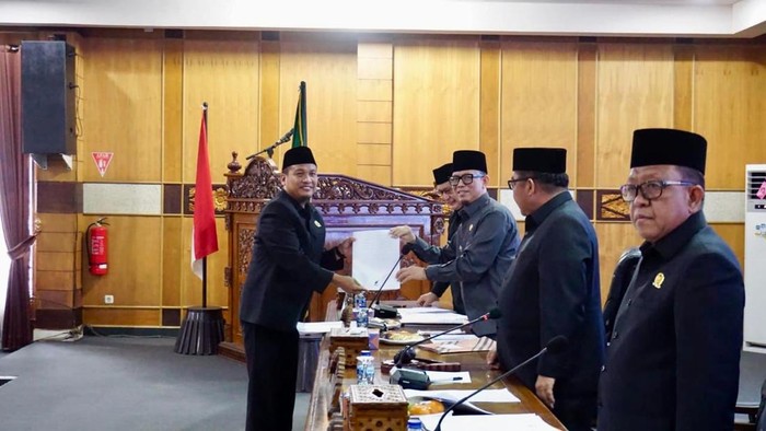 Bupati OKU Teddy Meilwansyah bersama Wakil Bupati OKU Marjito Bachri menghadiri paripurna pemaparan terhadap pertanggungjawaban pelaksanaan APBD OKU 2024.