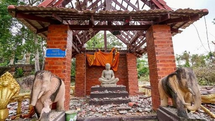 A pagoda damaged by Thai artillery is pictured in Oddar Meanchey province on July 25, 2025. Thailands acting Prime Minister Phumtham Wechayachai warned on July 25 that cross-border clashes with Cambodia that have uprooted more than 130,000 people 