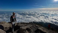 Chef Juna mengunggah momen mendaki Gunung Agung, Bali, di akun Instagram pribadinya pada 20 Juli 2025. Pendakiannya dalam rangka merayakan ulang tahunnya yang ke-50. Foto: dok. Instagram @junarorimpandeyofficial