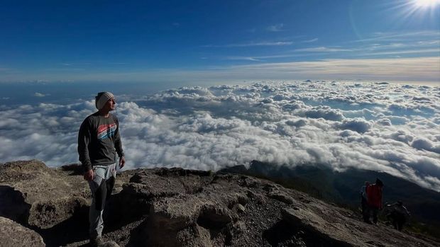 Chef Juna mendaki Gunung Agung saat merayakan ultahun ke-50.