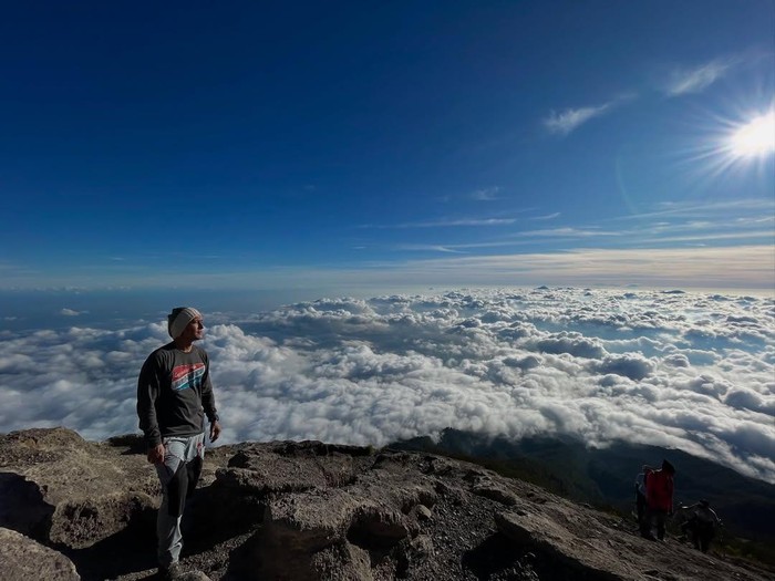 Chef Juna mendaki Gunung Agung saat merayakan ultahun ke-50.