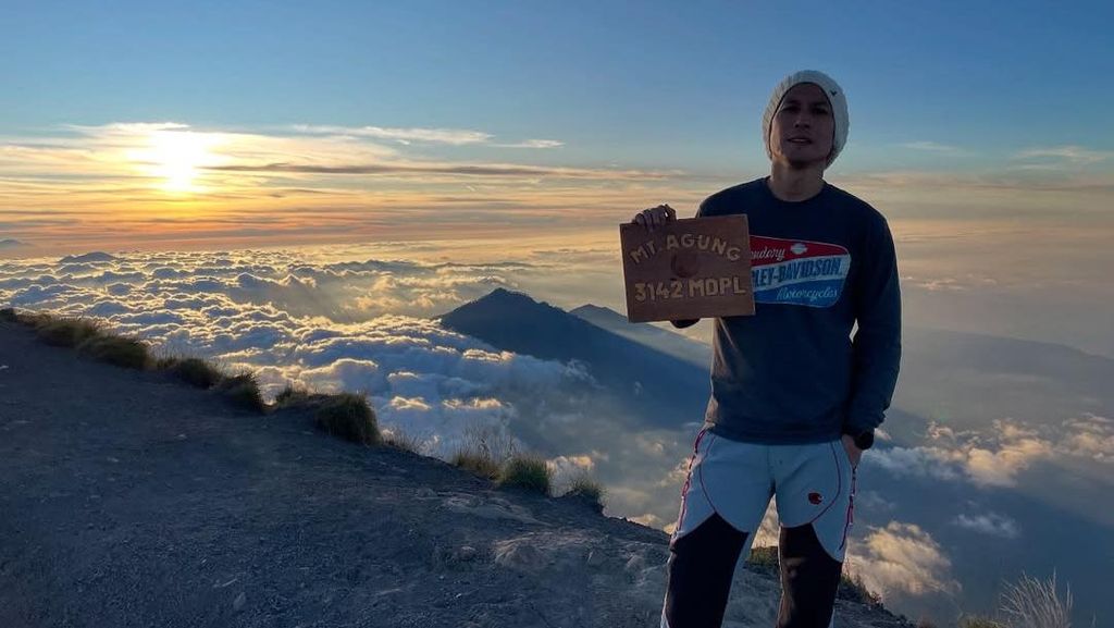 Chef Juna Rayakan Ultah ke-50 dengan Mendaki Gunung Agung Bareng Citra Anidya