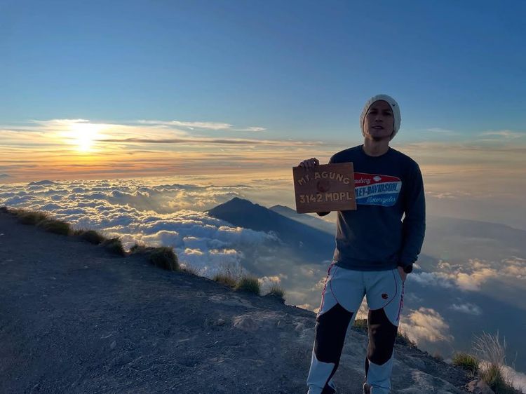 Chef Juna Rayakan Ultah ke-50 dengan Mendaki Gunung Agung Bareng Citra Anidya
